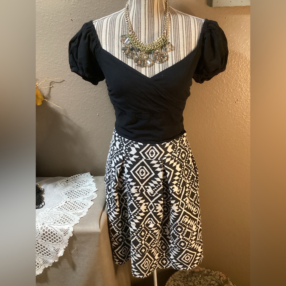 Xhilaration Black & White Geometric Midi Skirt
